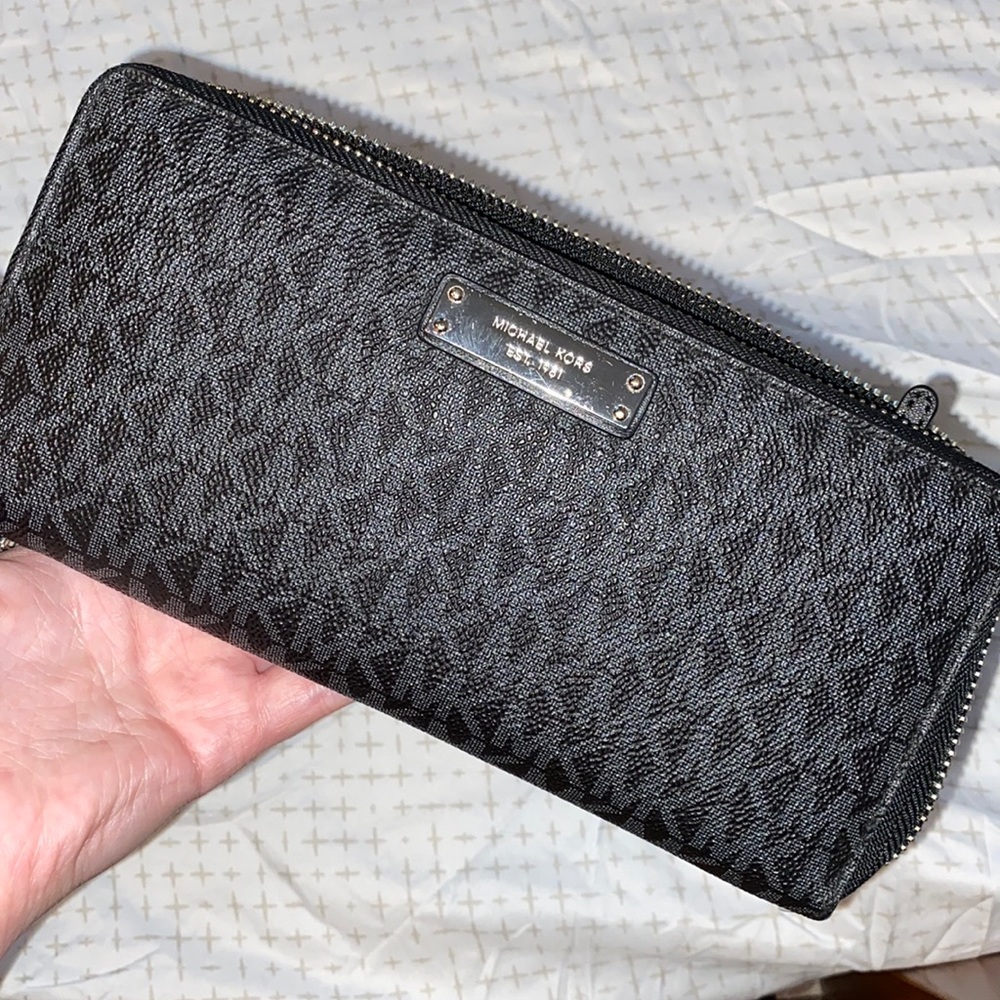Micheal Kors wallet black and grey